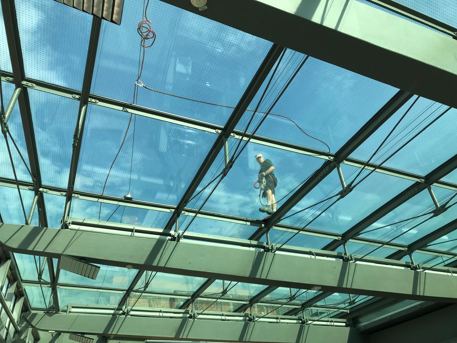 Arbeiten an einer Glaskonstruktion